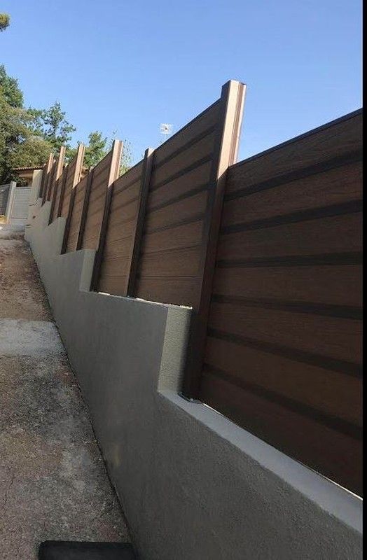 Valla de madera sintética.