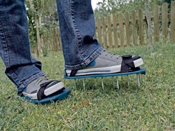 Special shoes for aerating the lawn from the Nortene brand