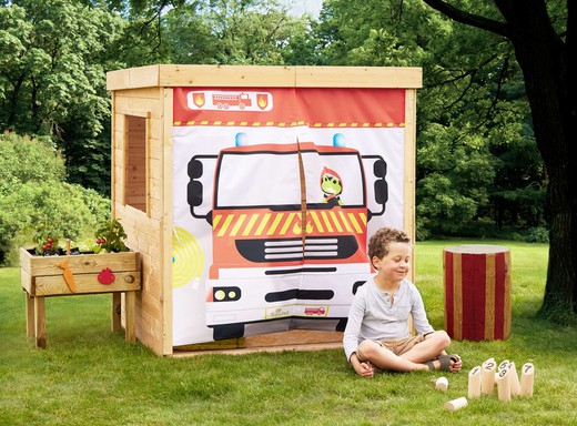 Cabana infantil de madeira com decoração de bombeiro