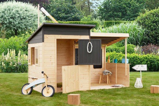 verdeesvida :: Una cabaña infantil con porche y pérgola adosada