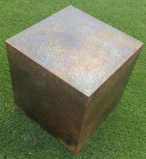 Cube en acier Corten rouillé