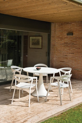 Fano round aluminum outdoor dining table