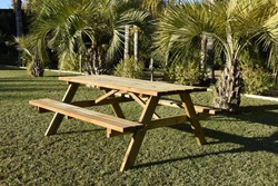 Tavolo da picnic per riunioni all'aperto con stile e comodità