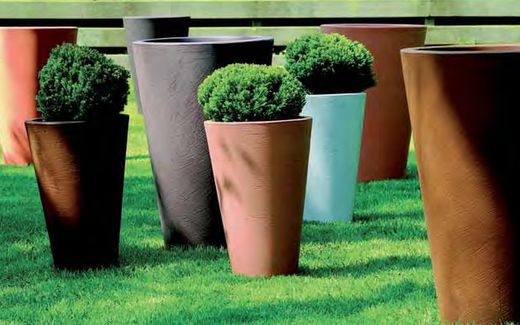 Maceteros de resina y plástico