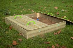 Arenero con bancos y tapa OBEN