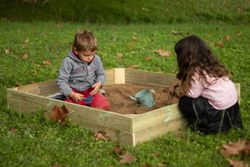 Arenero con bancos y tapa OBEN