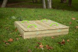 Arenero con bancos y tapa OBEN