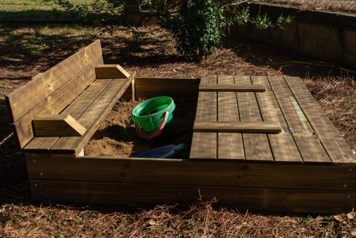 Arenero con tapa-banco