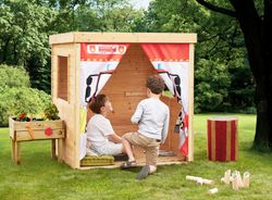 Cabane en bois pour enfants avec décoration pompier