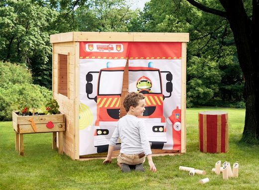 Cabane en bois pour enfants avec décoration pompier