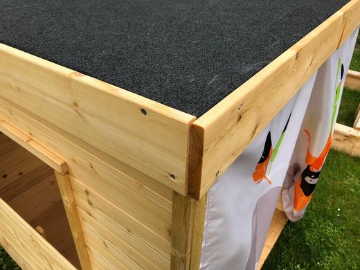 Capanna in legno per bambini con decorazioni indiane