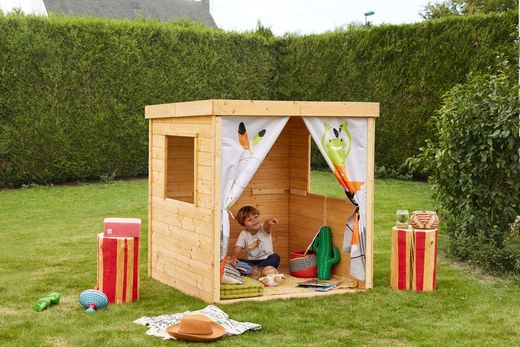 Capanna in legno per bambini con decorazioni indiane