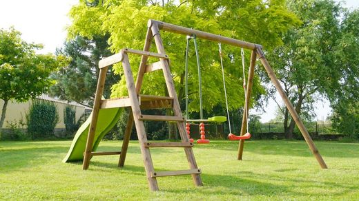 Postazione giochi con scivolo e due altalene Menthe