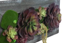 Carré végétal en bois avec fleur synthétique