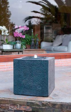 Fuente decorativa moderna cubo antracita