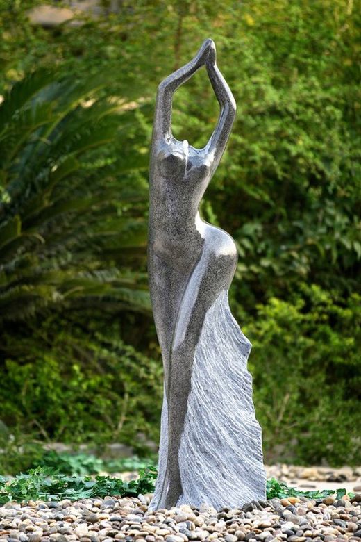 Fuente mujer de pie