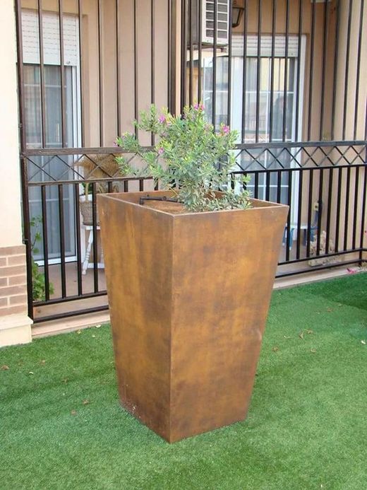 Vase pyramide de 1,05 hauteur