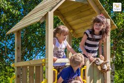 Aire de jeux avec maison en bois, toboggan et bac à sable Carol 1