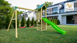 Parque infantil Fungoo Charly con tobogán verde y columpios