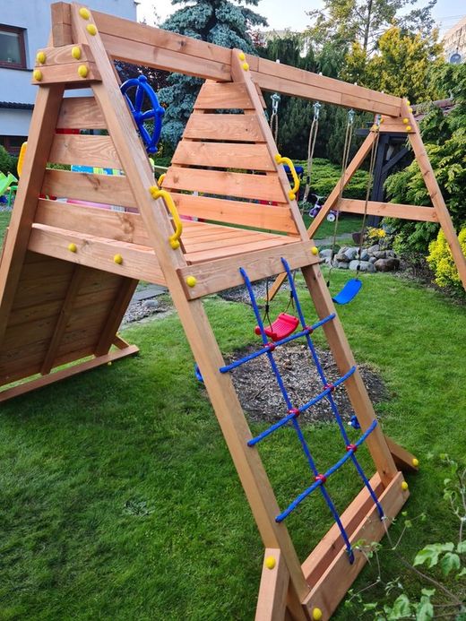 Spielplatz mit Doppelschaukel und Kletterrampe Spider King