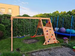 Spielplatz mit Doppelschaukel und Kletterrampe Spider King