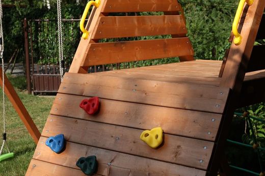 Spielplatz mit Doppelschaukel und Kletterrampe Spider King