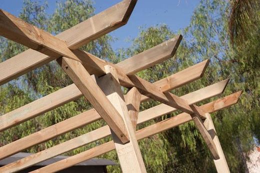 Pergola en madera de pino tratada