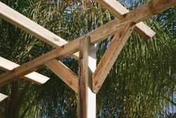 Pergola en madera de pino tratada