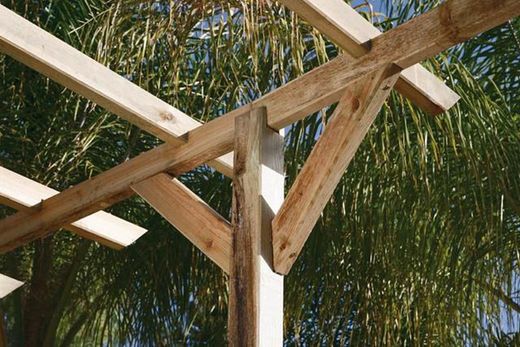 Pergola en madera de pino tratada
