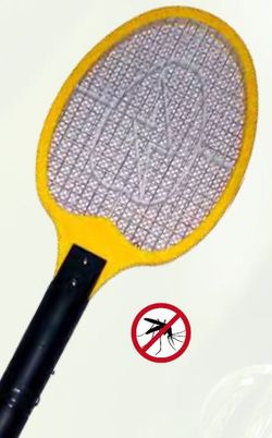 La racchetta cattura gli insetti sulle batterie
